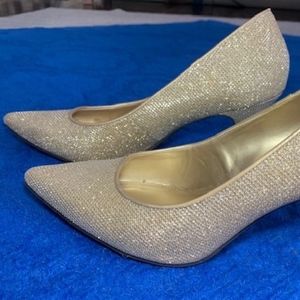 FIONI Women's Gold Low Heels